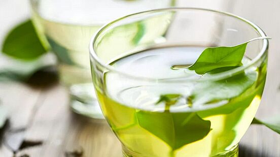 Teh hijau adalah minuman yang sangat sihat yang digunakan dalam diet Jepun. 