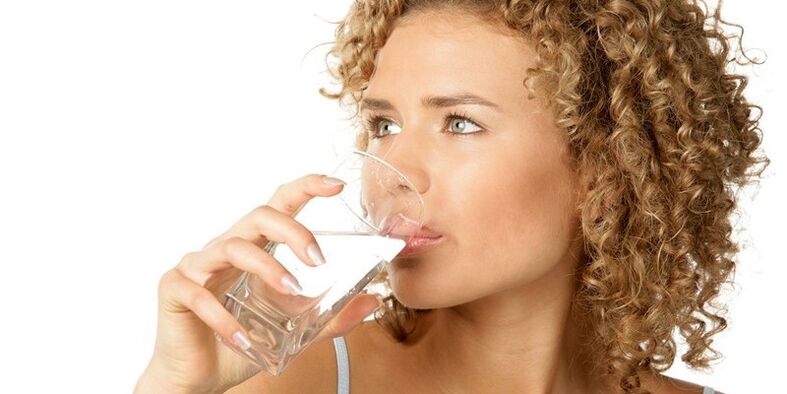 Pada diet minum, sebagai tambahan kepada cecair lain, anda perlu mengambil 1. 5 liter air yang disucikan