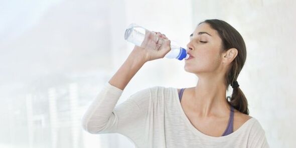 Untuk menurunkan berat badan dengan cepat, anda perlu minum sekurang-kurangnya 2 liter air setiap hari. 
