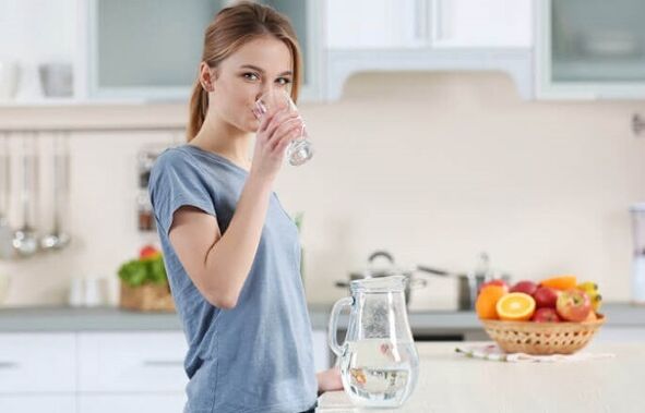 Minum air sebelum makan untuk menurunkan berat badan dengan diet malas